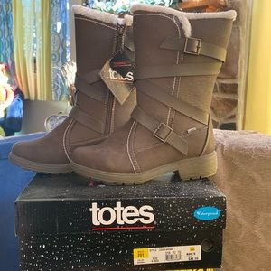 Women’s size 8 medium waterproof winter boots by Totes - new in box - brown